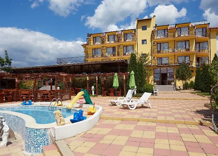 Отель Yalta Complex 3*